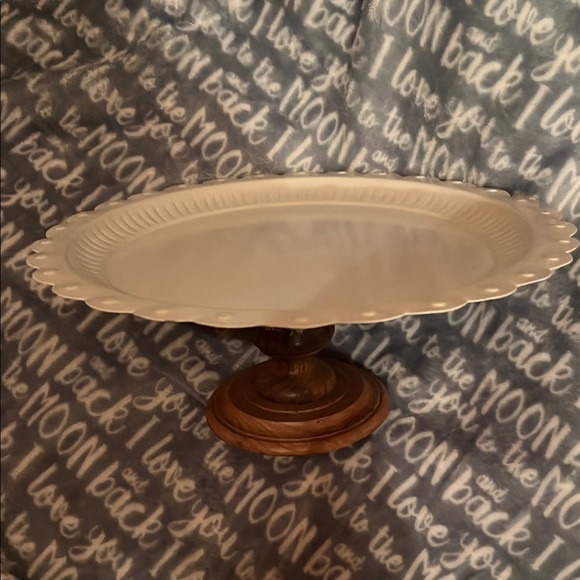 Elegant White Cake Stand with Scalloped Edge - Picture 1 of 1